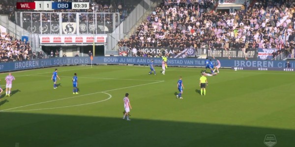 NBA直播-丑陋😡王博豪染黄后球迷狂竖中指+拉眼角歧视，王博豪无奈叉腰